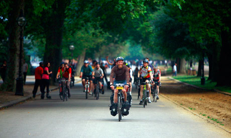 bike blog : James Bowthorpe pulling into Hyde Park