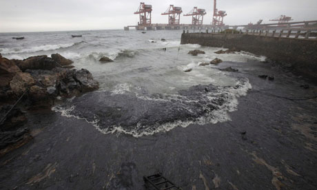Oil spill washes ashore in the port of Dalian, China