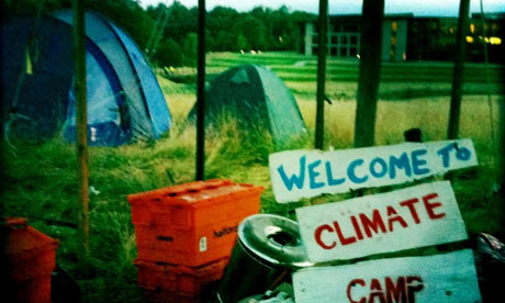 氣候行動營人員在RBS位於蘇格蘭的總部紮營，圖片來自:Climate Camp。
