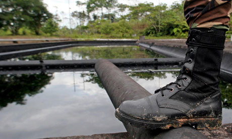 MDG : Governance and natural ressources : An Ecuadorean soldier guards a Petroecua