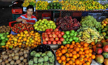 MDG : Food in Colombia : A Colombian fruit vendor in La Alameda market in Cali
