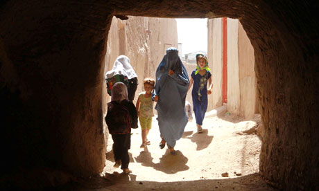 MDG : Afghan women :  street in Herat, Afghanistan