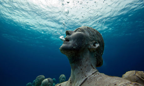 英國藝術家Jason de Caires Taylor為海底博物館(Subaquatic Museum)所做的400個人形雕像其中之一。圖片來自：Jason De Caires Taylor/EPA/衛報報導。