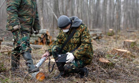工程師在車諾比核電廠外圍的森林裡檢測輻射。圖片來自：烏克蘭環保署。