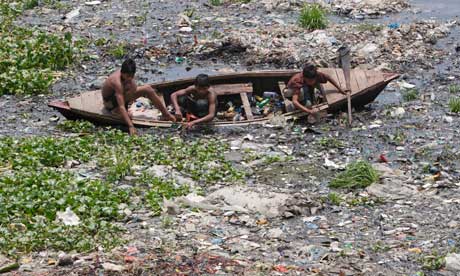 MDG : LLDC Bangladesh : Bangladeshi homeless children collect recyclable material from garbage