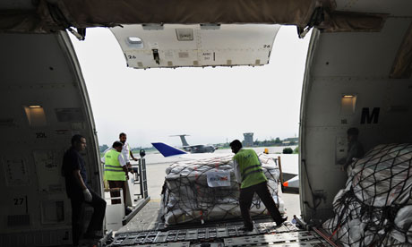 MDG : UK Aid : Pakistani airport employees unload relief goods