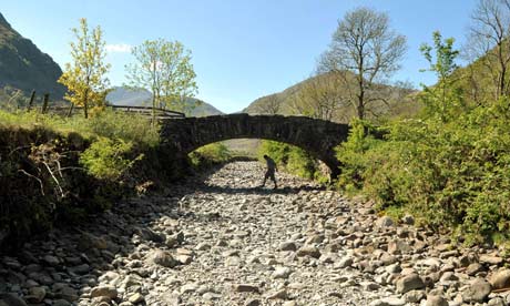 Drought in UK : River Derwent bone dry at Seathwaite