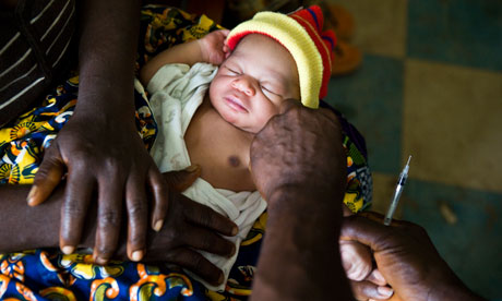 MDG : Vaccination : Nurse Spencer Carr vaccinates Ivorian refugees