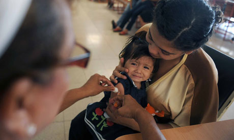 MDG : Vaccination : A nurse vaccinates a child in a health center in Managua