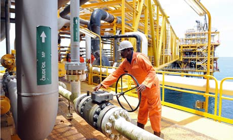 MDG : Wealth of Africa : A worker inspect facilities on oil drilling platform in the Niger Delta