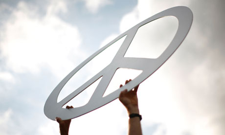 Leo blog : A pro-peace activist holds up a peace symbol during a demonstration