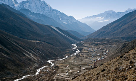 Suzanne oin Nepal : Dingboche village in foreground 