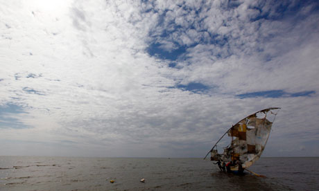 MDG : Global Development Future : Local ethnic Turkana fishermen set the sails, Lake Turkana, Kenya