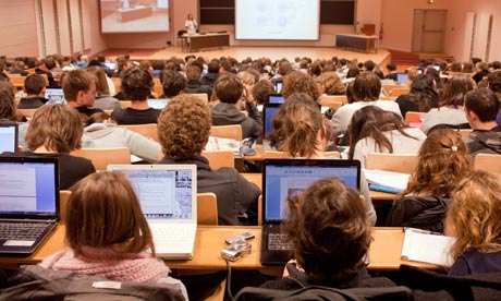 MDG : Faculty of Medicine students in a lecture hall