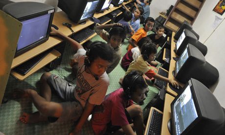 MDG : Digital divide and access to information : Indonesian children packing an Internet shop 