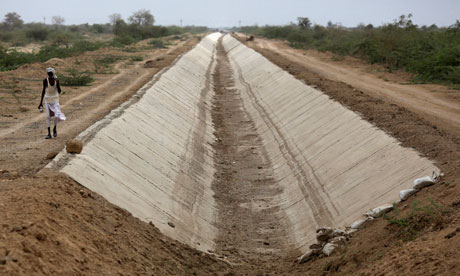 MDG : climate change :  dried Amrapur branch canal, India state of Gujarat