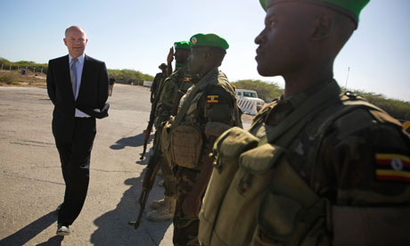 MDG : Somalia : British Foreign Secretary William Hague in Mogadishu reviews AMISOM troops