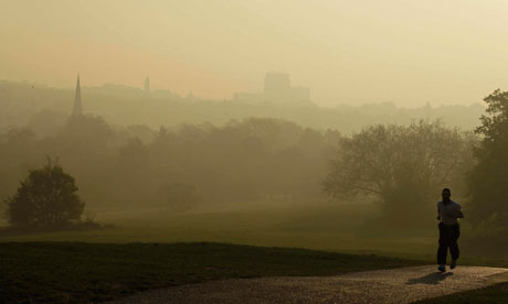 Légszennyezés Londonban: Egy férfi jogs Parlament Hill Hampstead Heath a szmog, a távolban