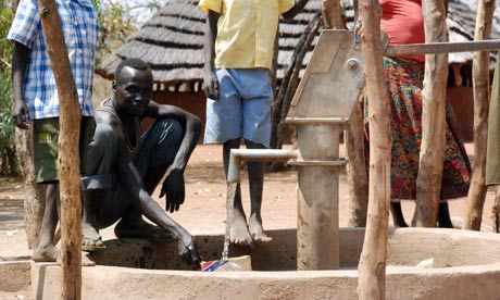 MDG : South Sudan development : Sudanese villagers pump drinking water