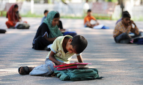 MDG : Literacy : Pakistani pupils attend class at a school situated in a park in Islamabad 