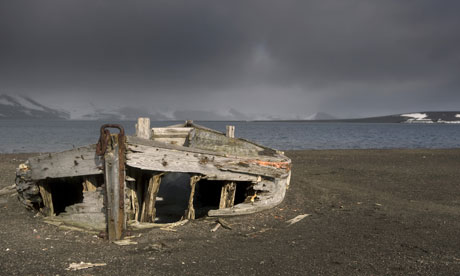 Fishing in Antarctic : remains of a whaling station on Deception Island