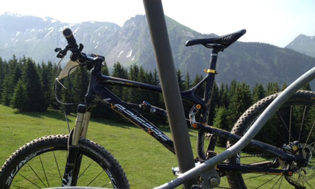 Bike Blog : downhill mountain biking : Peter Walker's borrow bike attached to a chair lift 