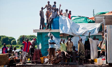 MDG : South Sudan one year anniversary : South Sudanese returnees sail on a barge to Juba
