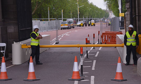 Bike blog : Olympics roads closure : Security guards man a barrier closing The Mall, London