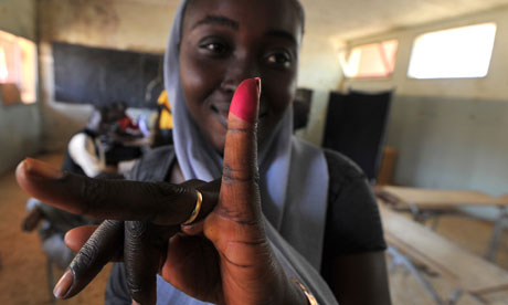 Mdg : Senegal : Women in parliament : A woman displays her inked finger after voting