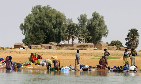 MDG : High Level panel post Millennium Development Goals : washing clothes in Niger River, Mali