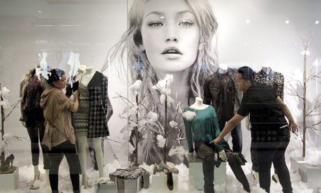 MDG : Wealth and Inequalities : Christmas decorations at a shopping mall in Indonesia