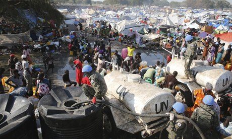 MDG : Conflits in Africa : UN South Korean soldiers provide water at a refugee camp in South Sudan