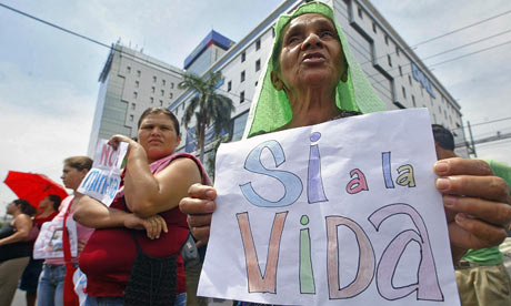 MDG : El Salvador : protest against Canadian mining corporation Pacific Rim 