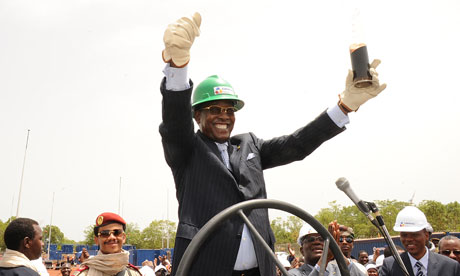 MDG : Chad oil production : Chad's President Idriss Deby holds a glass filled with oil