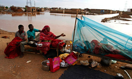 MDG : Floods in Sudan : A Sudanese homeless family rest on the side of a highway in Khartoum
