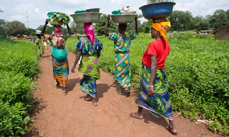 MDG : US Aid policy and abortion : CAR Women walking to the market in Central African Republic