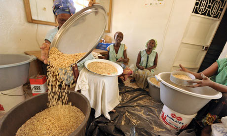 MDG : Power of Vegetable : Cowpea : Senegalese women sort black eye pea