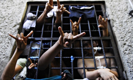 MDG : MS-13 members flash their gang's hand sign from cell in San Salvador