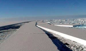 Wilkins ice shelf breaks apart in Antarctic