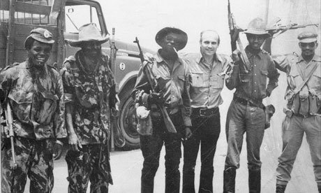 Ryszard Kapuscinski with Angolan soldiers in 1975