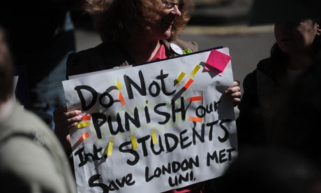  - A-protester-holds-a-placa-008