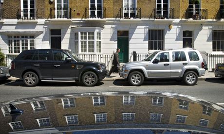 Pollution in Chelsea and Kensington : SUVs and 4x4s parked in streets