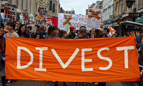 Студенти Оксфордського університету йдуть ходою на підтримку кампанії «Майбутнє вільне від викопного палива» в Оксфорді