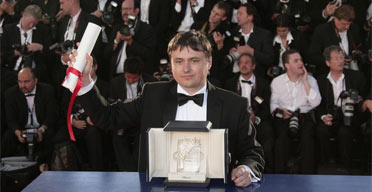  Romanian director Cristian Mungiu poses 27 May 2007 with his Palme d'Or for Best Film