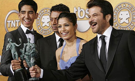 Cast of Slumdog Millionaire with their SAG award for best cast