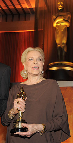 Lauren Bacall: Lauren Bacall with her honorary Oscar
