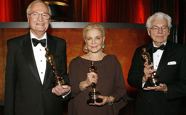 Lauren Bacall: Lauren Bacall, Gordon Willis and Roger Corman with their honorary Oscars