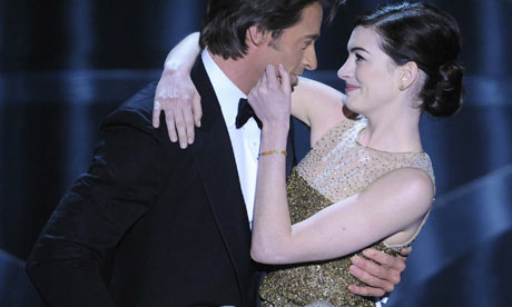 anne hathaway oscars dance. Last year#39;s Oscars saw viewing