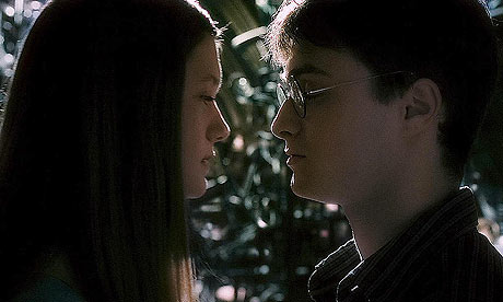 Ginny Weasley (Bonnie Wrigth) y Harry Potter (Daniel Radcliffe), en una escena del filme