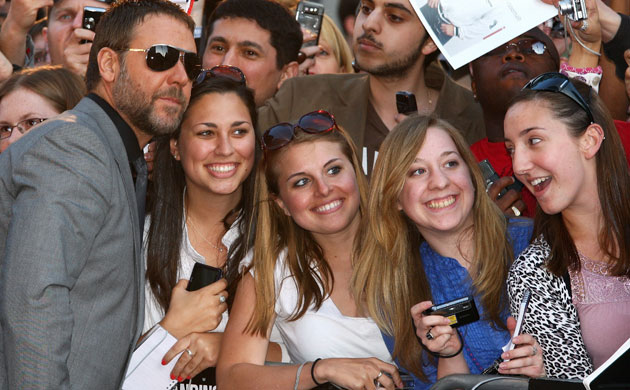 State of Play premiere: Russell Crowe with fans at the UK premiere of State of Play